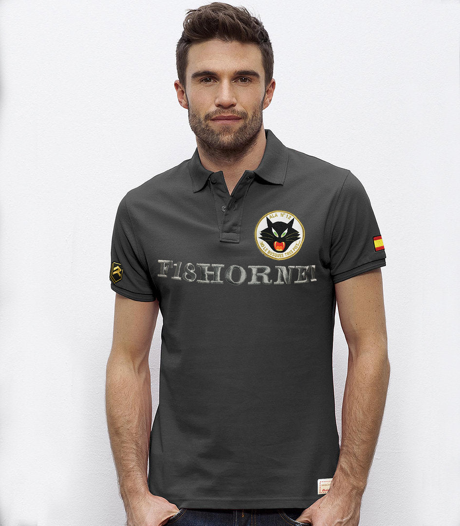 Polo piqué gris oscuro de algodón orgánico 100% con texto y parche F/A-18 Hornet Ala 12 bordado en el pecho, logo y bandera española en las mangas del Ejército del Aire de Torrejón