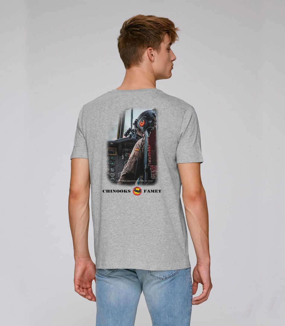Camiseta militar FAMET piloto Chinook gris con diseño de cabina del helicóptero CH-47 y fotografía exclusiva de Francisco Francés
