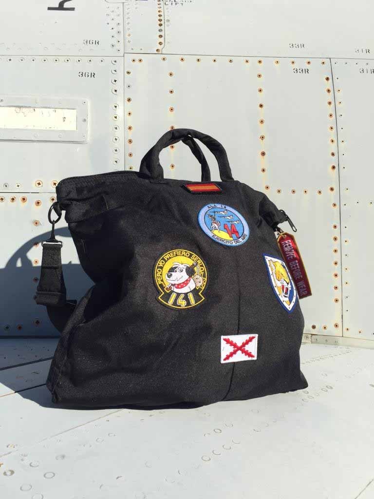 Detalle parche Ala 14 bordado en bolsa piloto negra militar