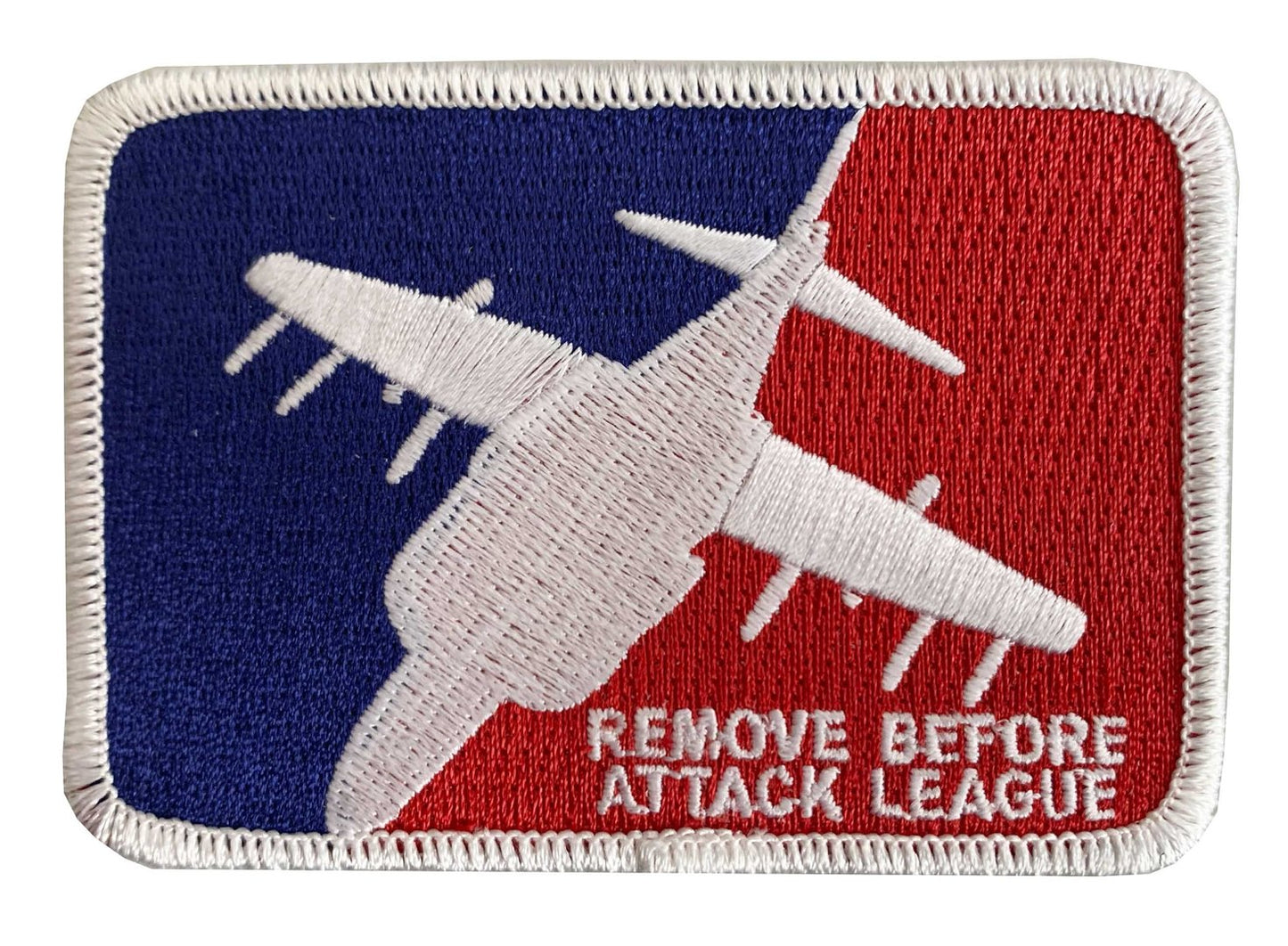 Parche bordado Remove Before Attack League termoadhesivo 9x6cm. Diseño humorístico aviación de combate. Fácil aplicación. Pilotos y entusiastas