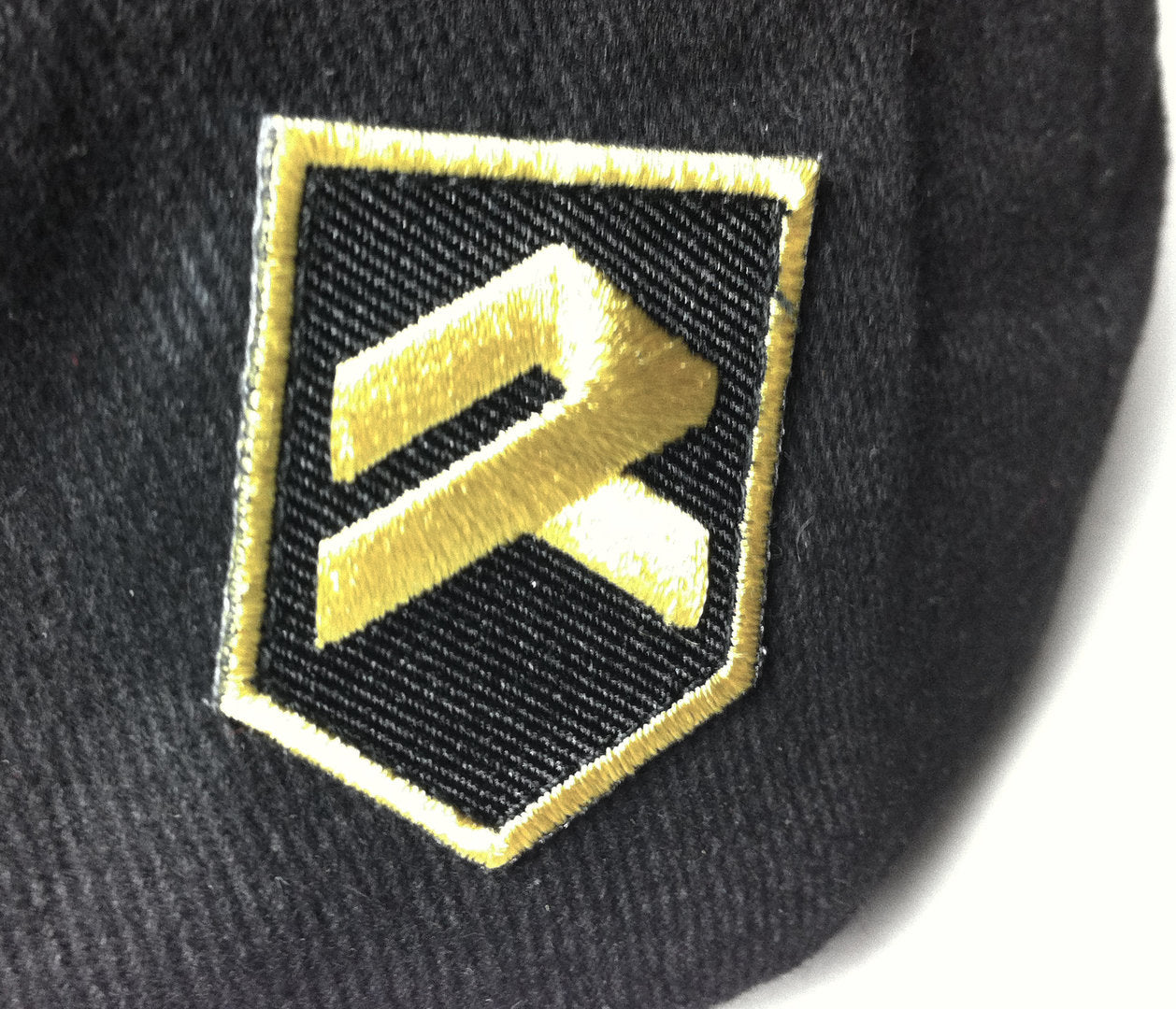 Vista lateral gorra F/A-18 Demo Pilot logo Squadronsrus - diseño deportivo premium