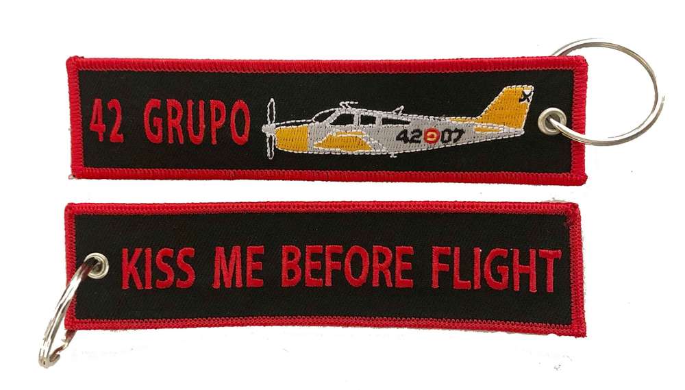 Llavero bordado 42 Grupo Kiss Me Ala 37 con diseño auténtico del Ejército del Aire y anilla metálica