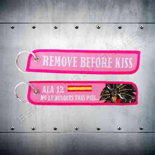 Llavero bordado REMOVE BEFORE KISS Ala 12 Rosa