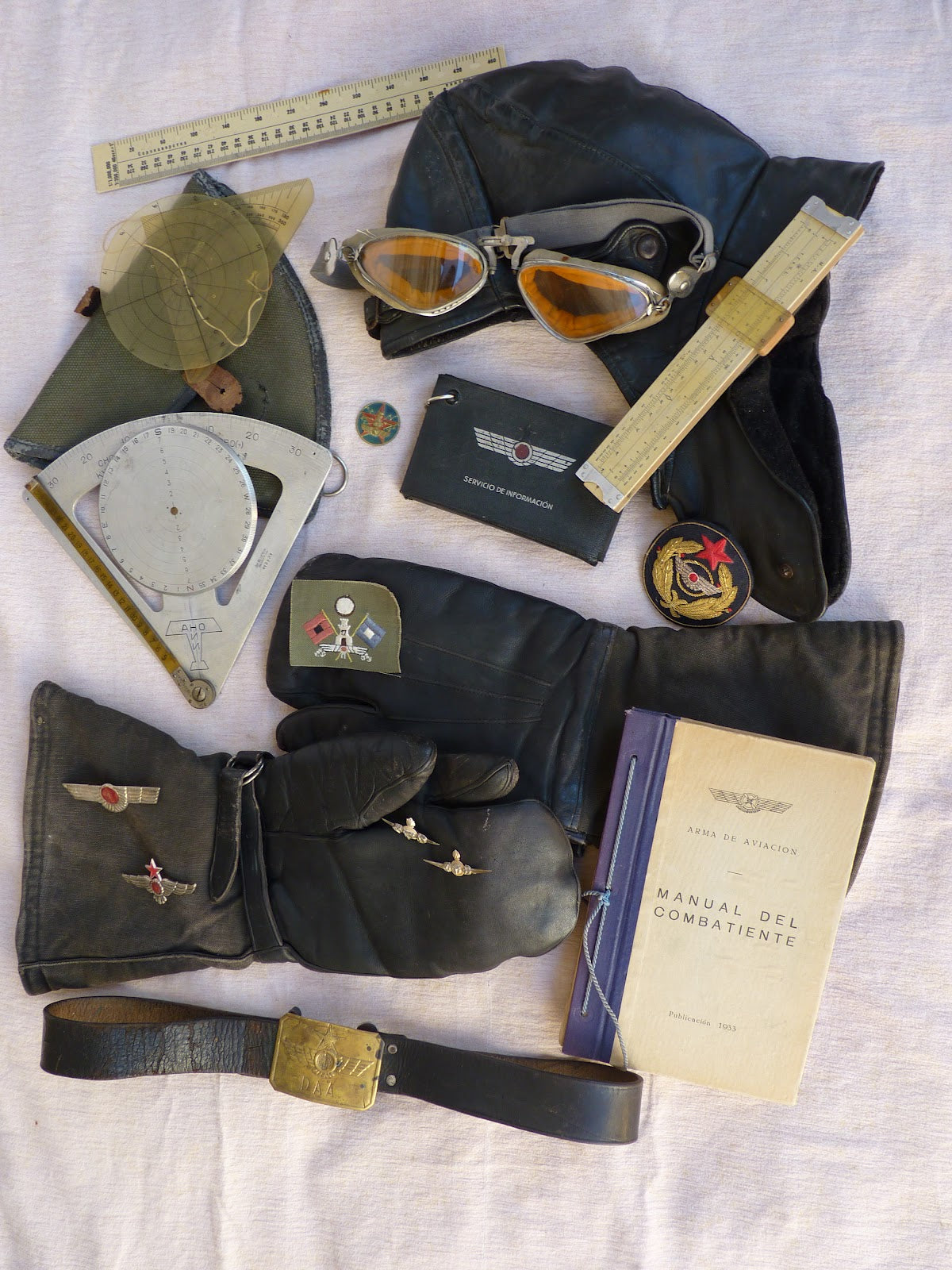 Colección de complementos militares y de aviación premium: gafas de piloto Randolph, lanyards personalizados, tazas coleccionables y accesorios tácticos exclusivos