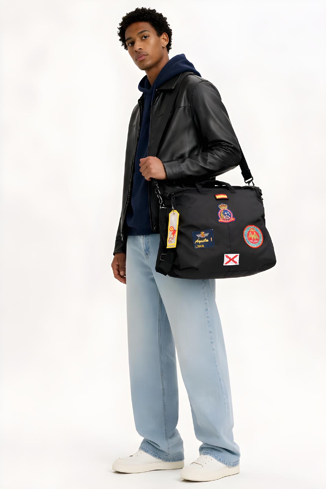 Mochilas tácticas militares con parches de escuadrones españoles. Diseños exclusivos de aviación, materiales resistentes y compartimentos funcionales. Ideales para pilotos y coleccionistas