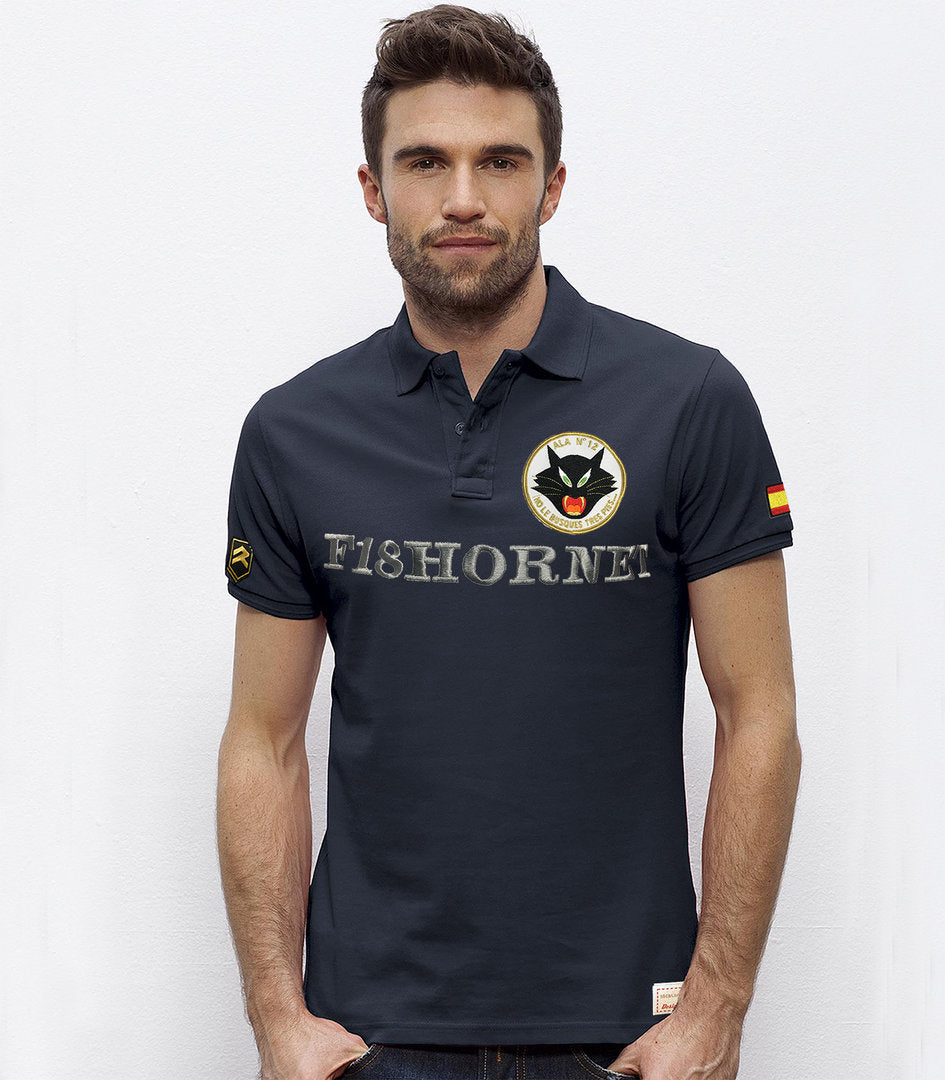 Polo piqué de algodón orgánico 100% con texto y parche F/A-18 Hornet Ala 12 bordado en el pecho, logo y bandera española en las mangas del Ejército del Aire de Torrejón