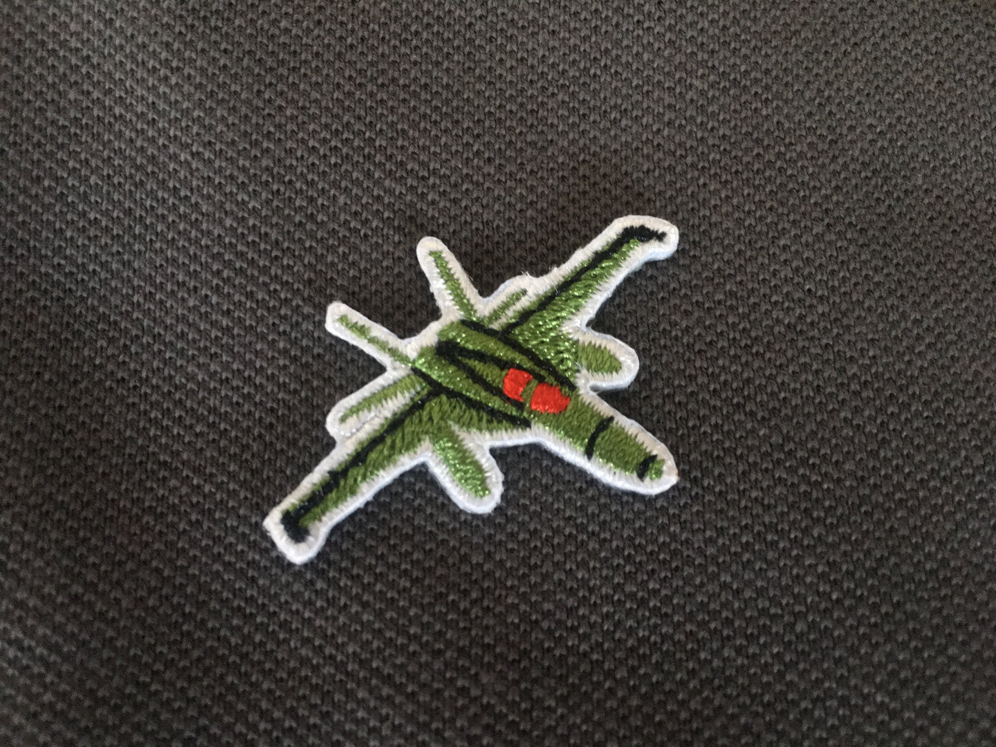 Polo con emblema F/A-18 Hornet bordado