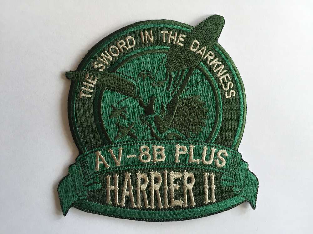 Parche bordado AV-8B SWORD IN THE DARKNESS verde termoadhesivo