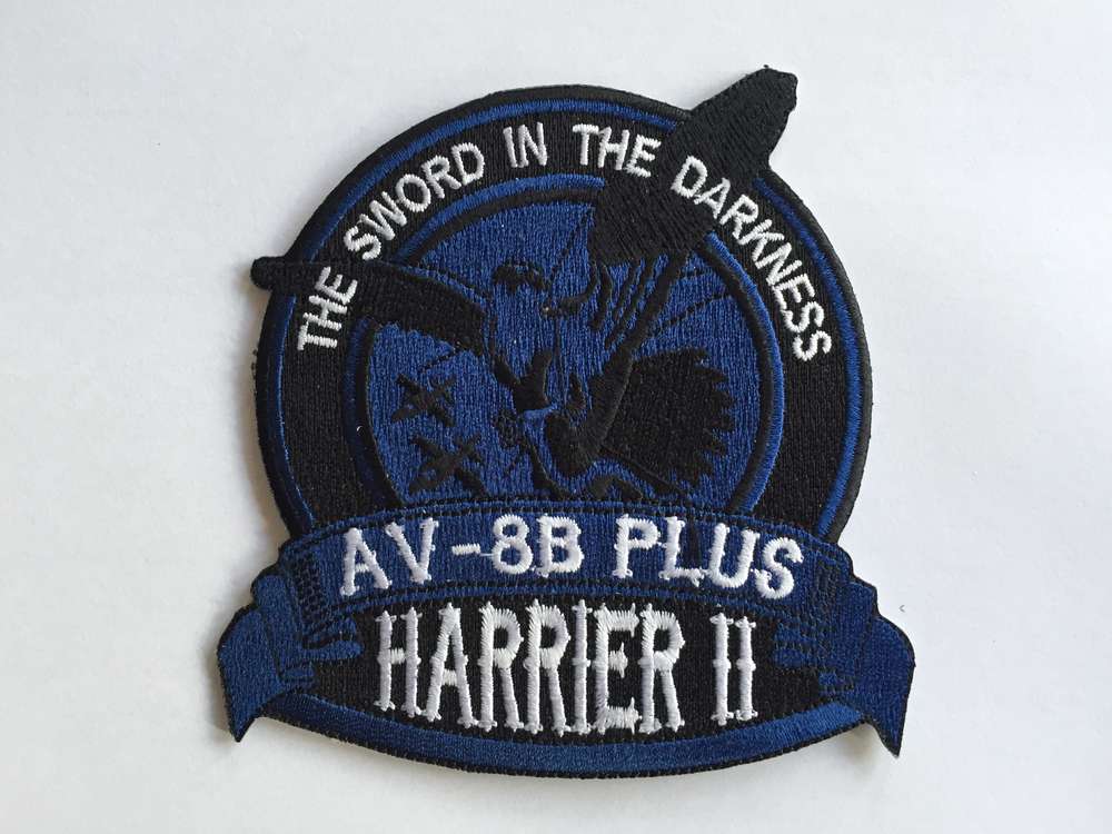 Parche bordado AV-8B SWORD IN THE DARKNESS azul termoadhesivo