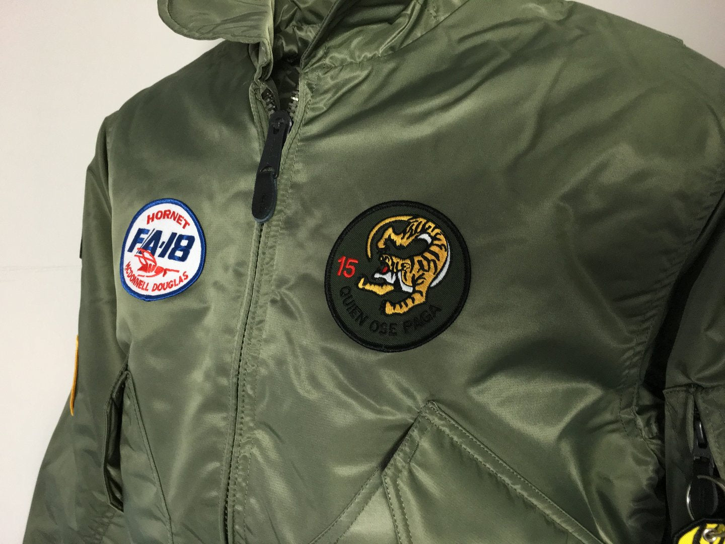 Cazadora de Piloto F-18 ALA 15 CWU verde oliva