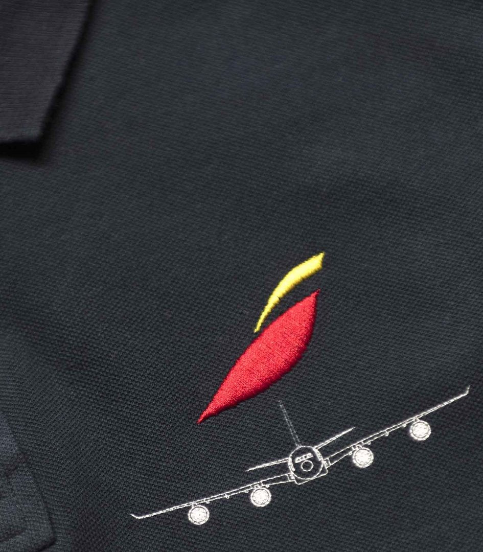 Detalle bordado Iberia en pecho polo negro aviación civil española premium
