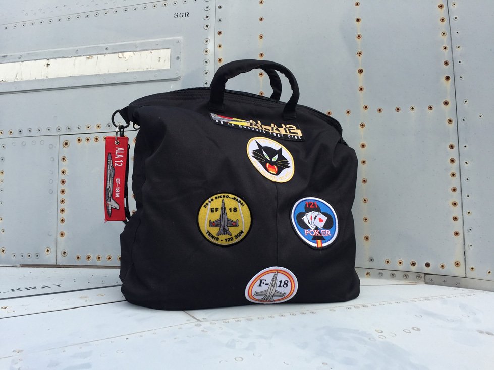 Detalle bolsa táctica Ala 12 negra - Parches oficiales aviación militar Torrejón y bolsillos funcionales