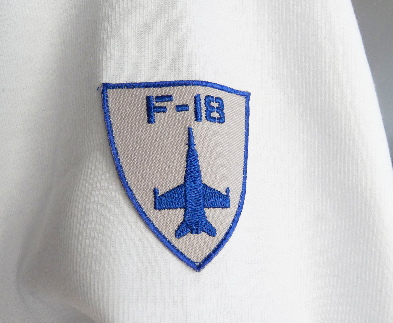 Detalle bordados cazadora Ala 12 azul - Emblema F-18 Hornet aviación militar española