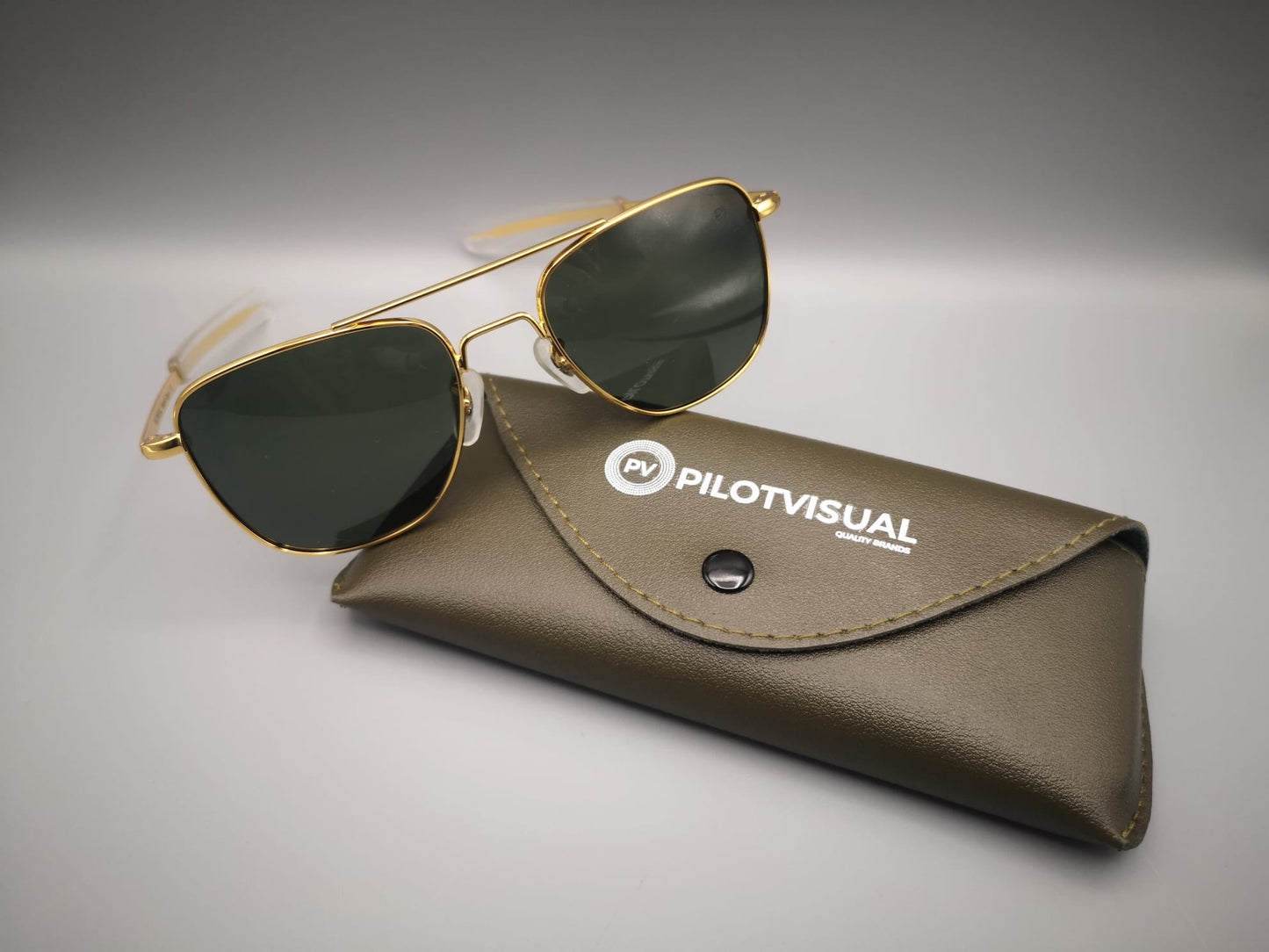 Gafas aviador Pilotvisual 55 con montura dorada lacada y lentes verdes vista lateral - Estilo militar premium
