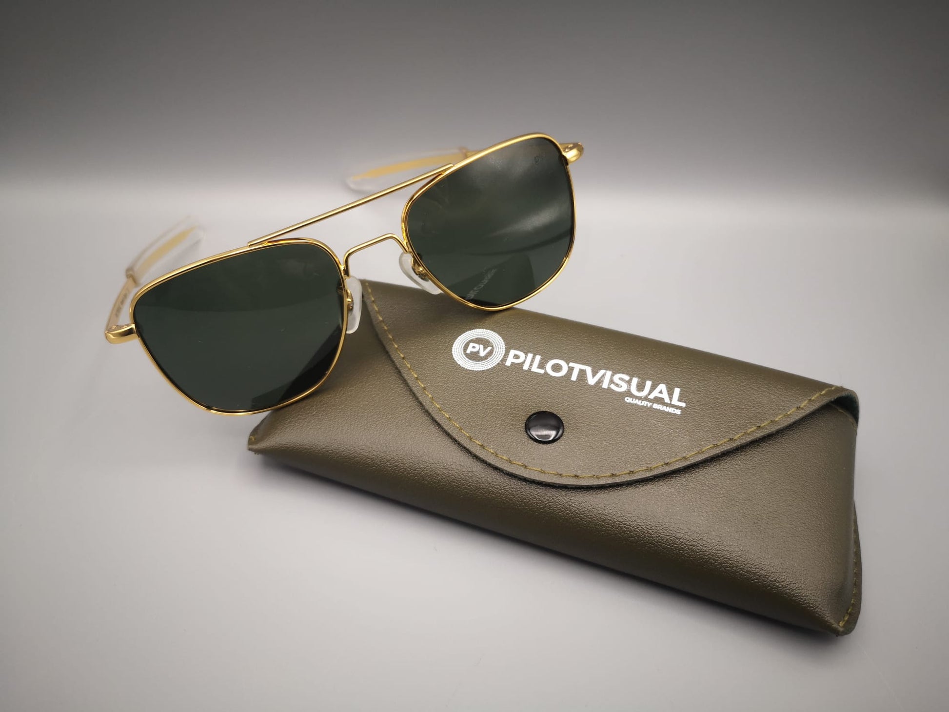 Gafas aviador Pilotvisual 55 con montura dorada lacada y lentes verdes vista lateral - Estilo militar premium

