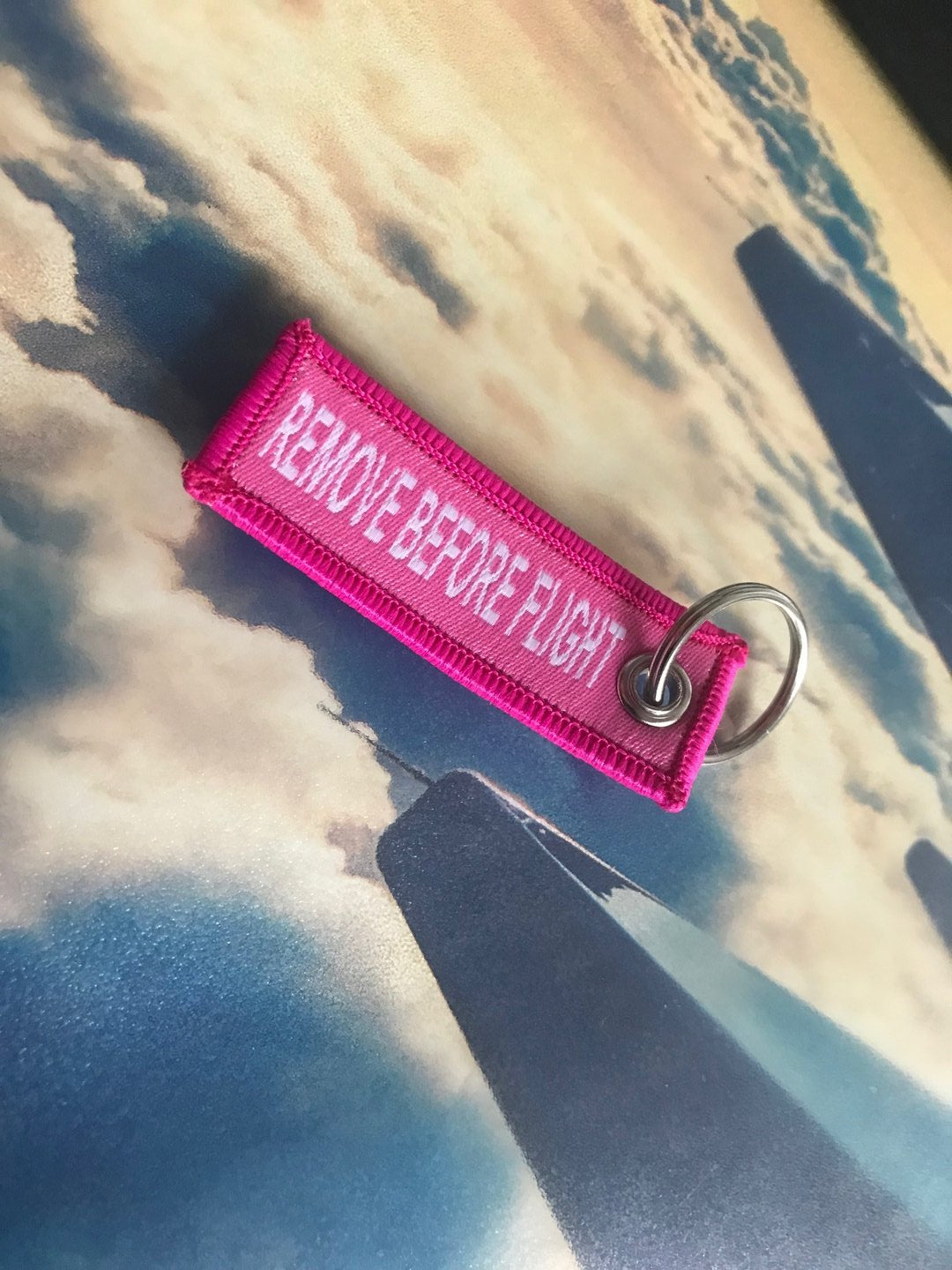 Llavero tejido REMOVE ROSA pequeño. 5,5 cm.