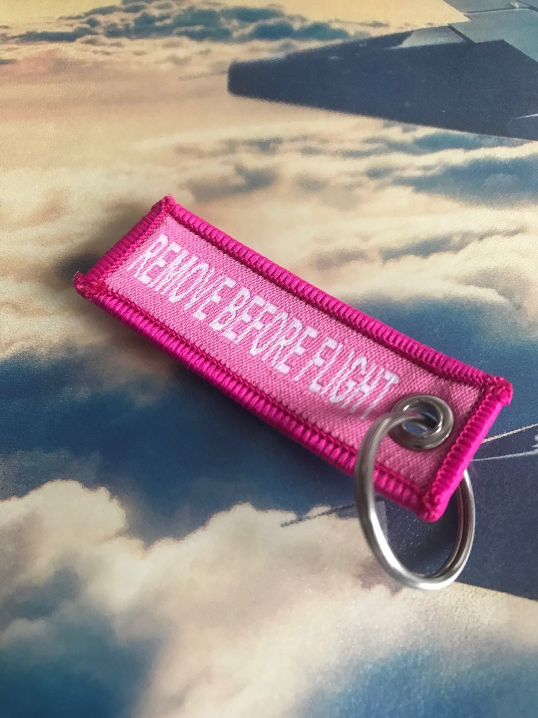 Llavero tejido REMOVE ROSA pequeño. 5,5 cm.