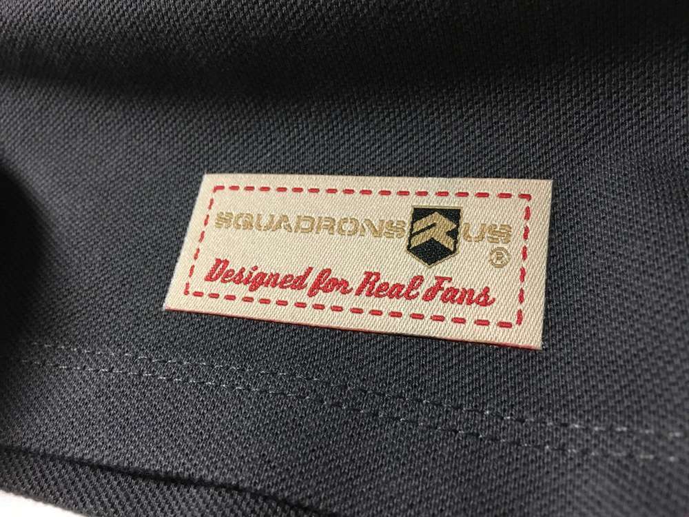 Polo bordado con avión Canadair y print frontal