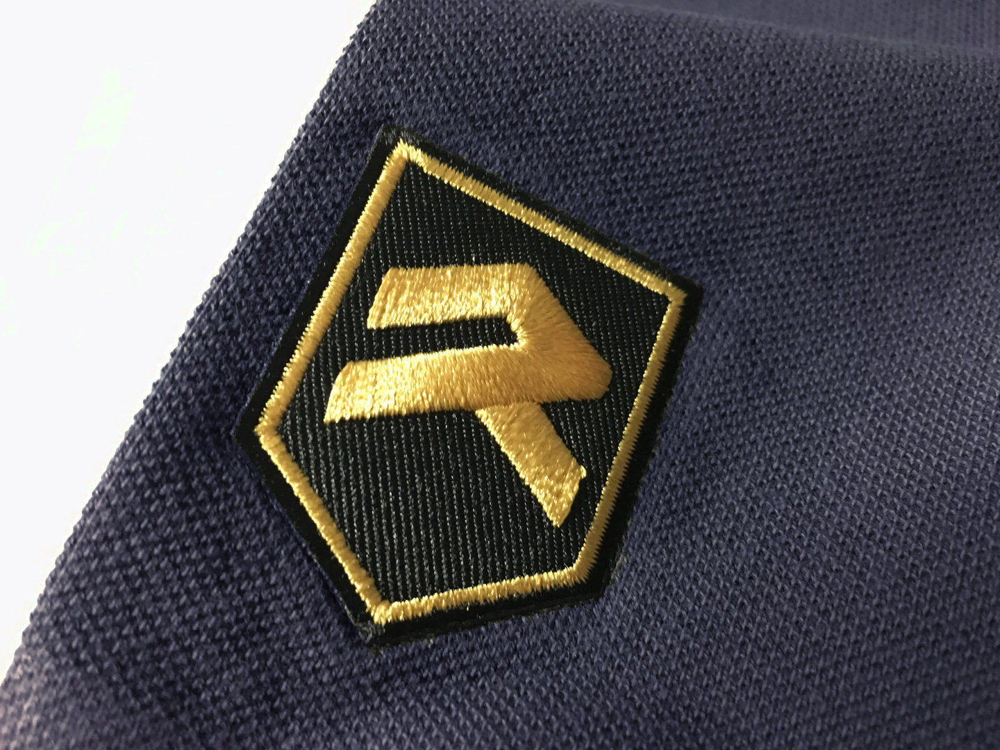 Polo con emblema Eurofighter bordado