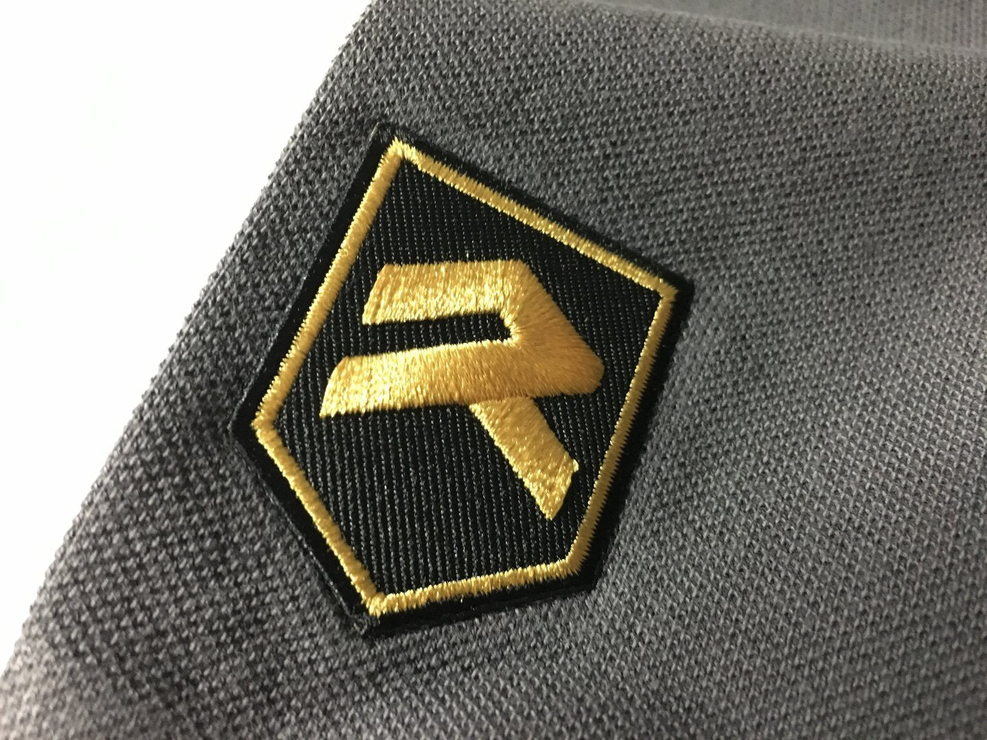 Polo con emblema F/A-18 Hornet bordado