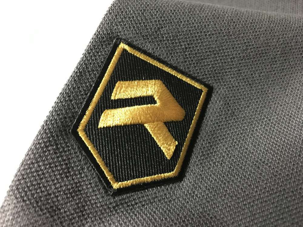 Polo bordado con avión Canadair y print frontal