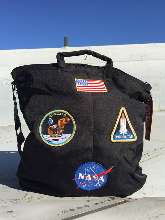 Detalle emblema astronauta bordado en bolsa casco piloto