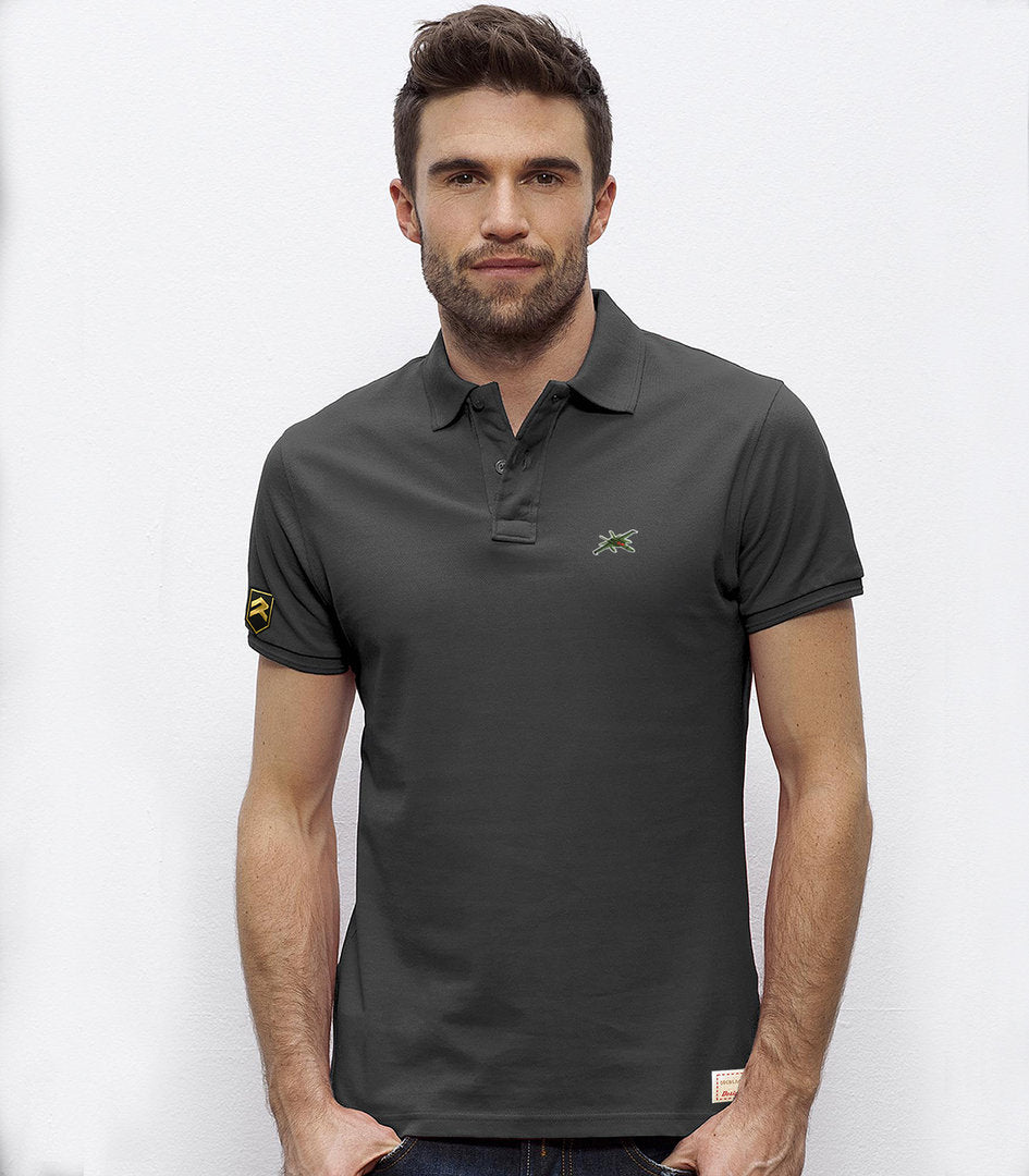 Polo piqué de algodón orgánico 100% con emblema F/A-18 Hornet bordado en el pecho y logo en la manga del Ejército del Aire español