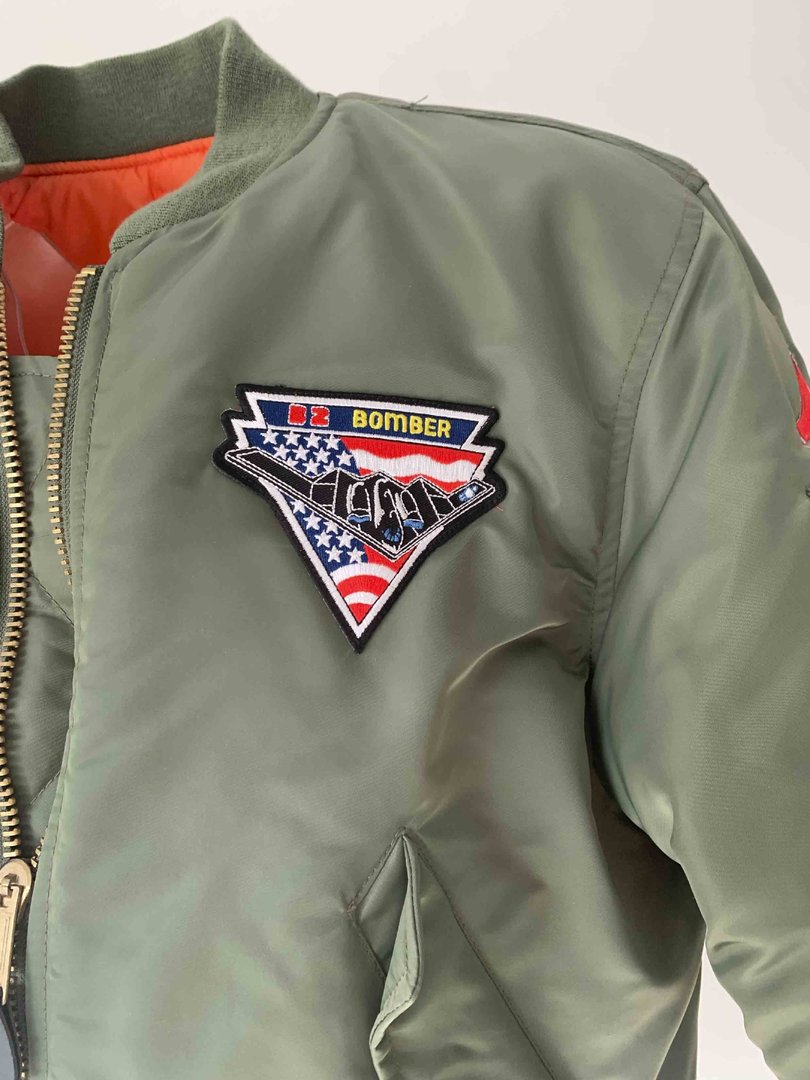 Cazadora Outlet  talla M Bomber oliva con 2 parches