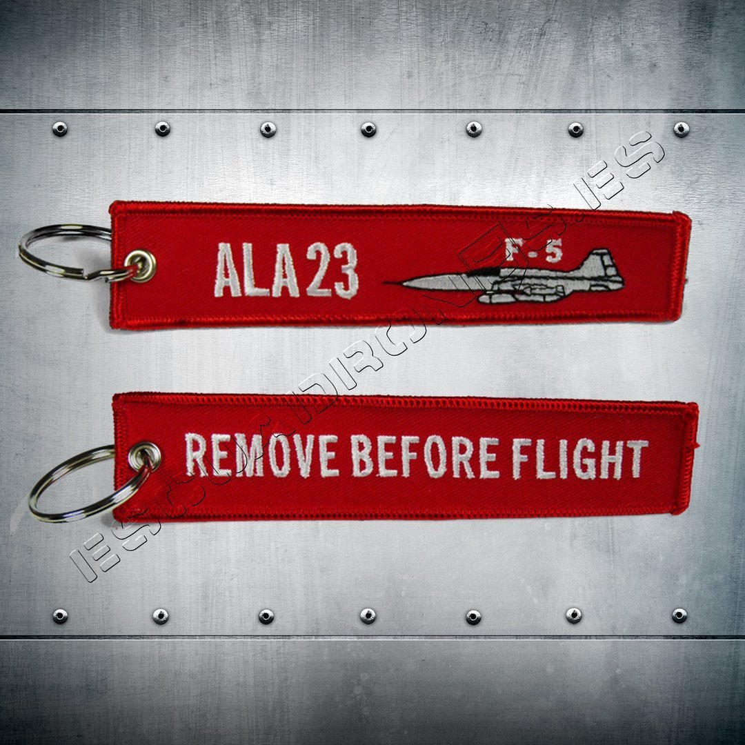 detalle llavero incluido en pack regalo Escuadrones caja negra premium llavero Remove Before Flight - aviación