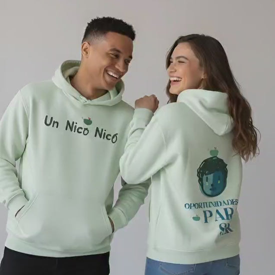 Persona vistiendo sudadera con capucha Colección Solidaria UNNICONICO
