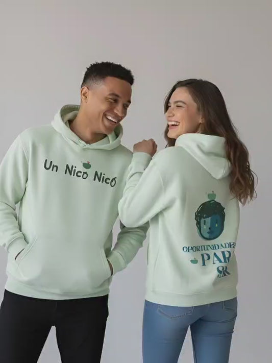 Persona vistiendo sudadera con capucha Colección Solidaria UNNICONICO